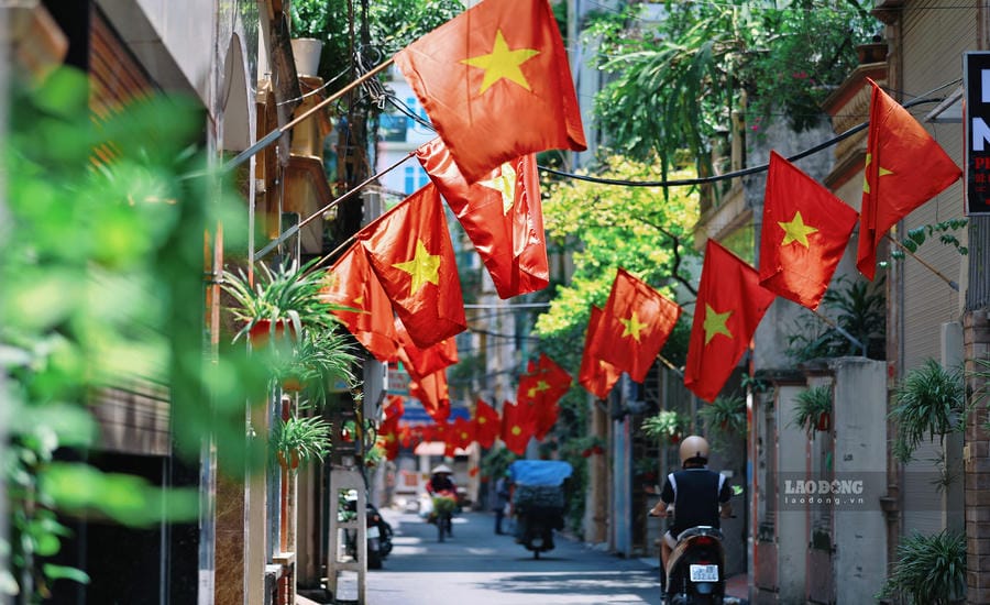 Trong từng ngõ nhỏ, người dân cũng đồng loạt treo cờ đỏ sao vàng trước hiên nhà, tạo nên một không gian rực rỡ mà rất đỗi yên bình, thân thương. Ảnh: Việt Anh