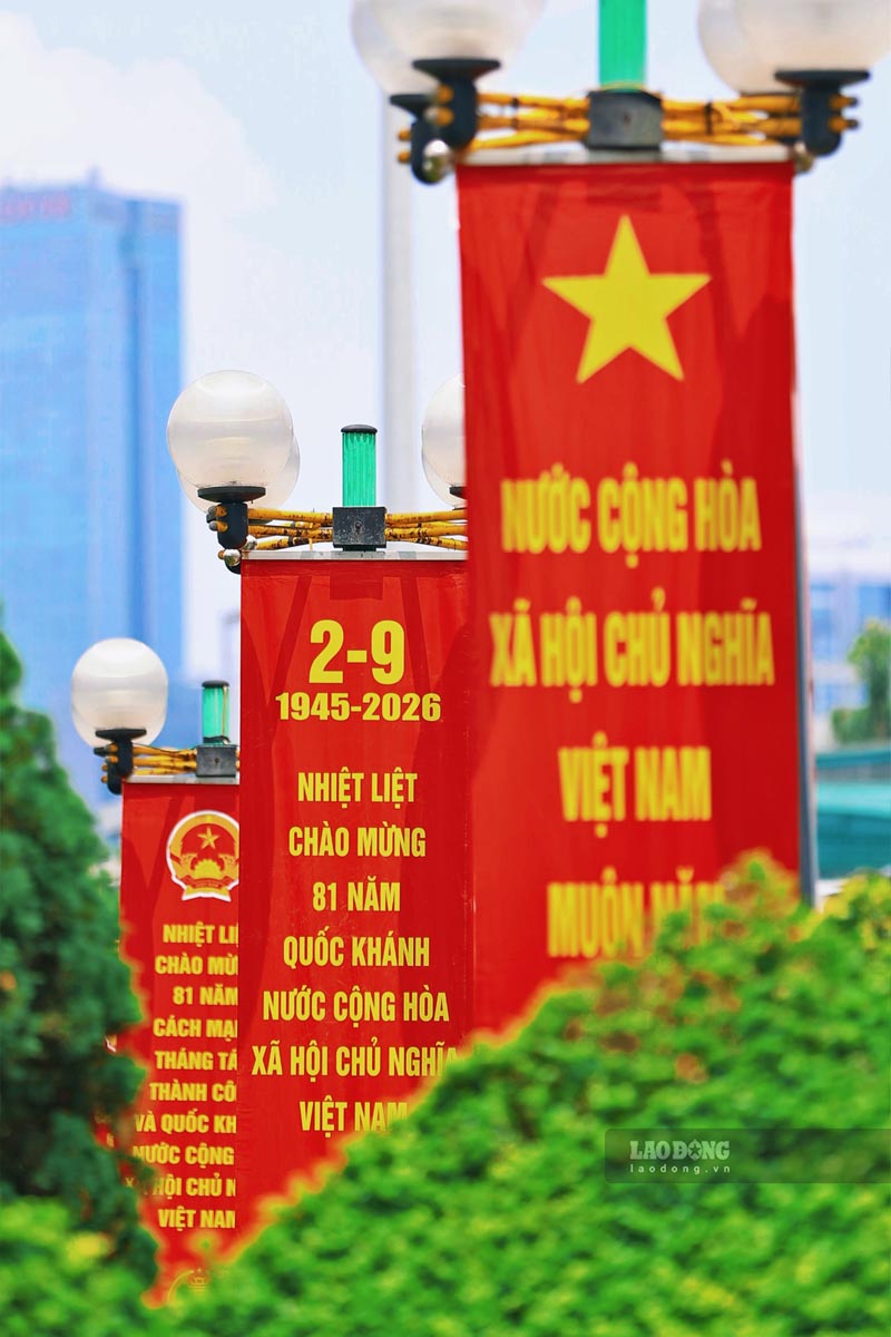Sắc đỏ rực rỡ của cờ hoa, băng rôn hòa quyện cùng sắc xanh mướt của hàng cây ven đường, trang hoàng nên bức tranh mùa thu Hà Nội tràn đầy sức sống. Ảnh: Việt Anh
