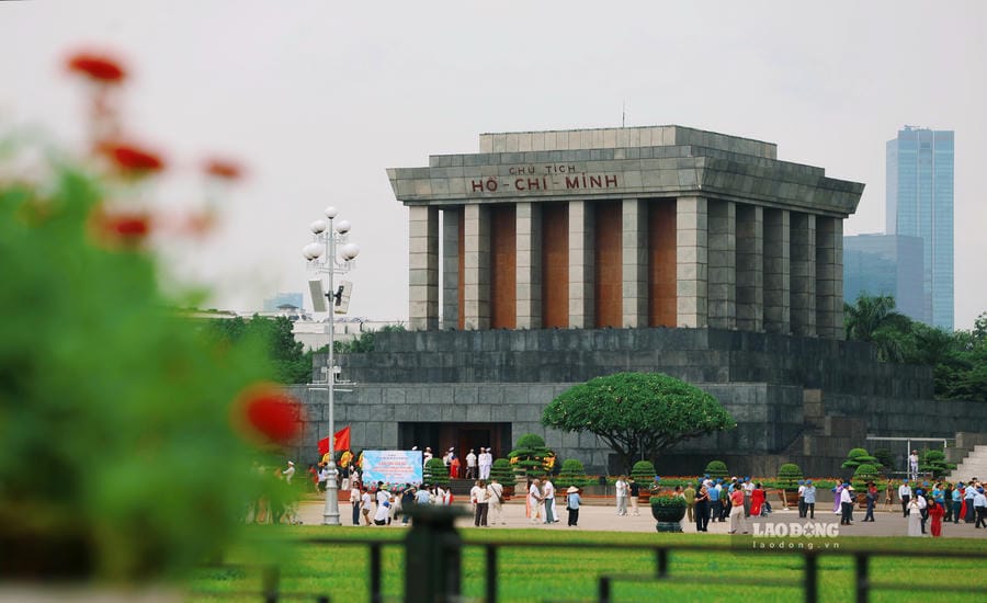 In the clear autumn weather, the historic Ba Dinh Square welcomes tens of thousands of people and tourists from all over to visit Uncle Ho's Mausoleum. Photo: Viet Anh