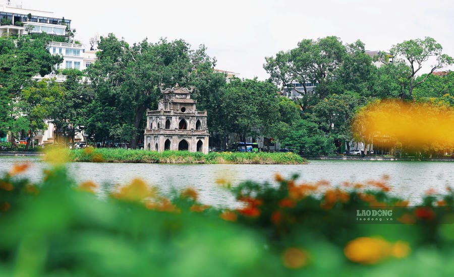 Không khí hân hoan lan tỏa khắp không gian, sắc đỏ cờ hoa tô thắm thêm vẻ đẹp cổ kính của các di tích lịch sử, thắp lên niềm tự hào dân tộc trong lòng mỗi người dân Thủ đô. Ảnh: Việt Anh