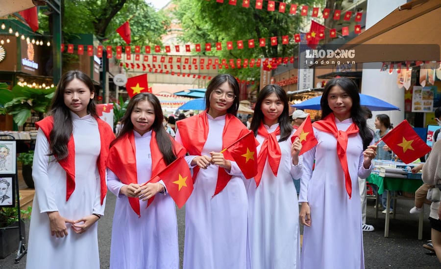Nhiều bạn trẻ TPHCM với lá cờ đỏ sao vàng trong tay, rạng rỡ tạo dáng tại trung tâm TPHCM, hòa chung không khí chào mừng kỷ niệm 81 năm Cách mạng Tháng Tám thành công và Quốc khánh 2.9. Ảnh: Thái Bảo