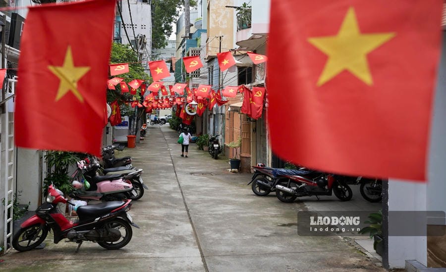 Trong nhiều con phố, ngõ nhỏ, cờ đỏ sao vàng được người dân treo rợp hai bên. Ảnh: Anh Tú