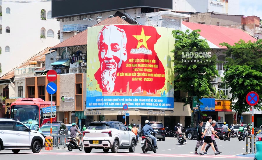 Trên các tuyến đường khu vực trung tâm TPHCM như: Lê Duẩn, Nguyễn Thị Minh Khai, Đồng Khởi, Lê Thánh Tôn, Lê Lợi... gắn nhiều banner, áp phích chào mừng kỷ niệm 81 năm Cách mạng Tháng Tám thành công và Quốc khánh 2.9. Ảnh: Anh Tú