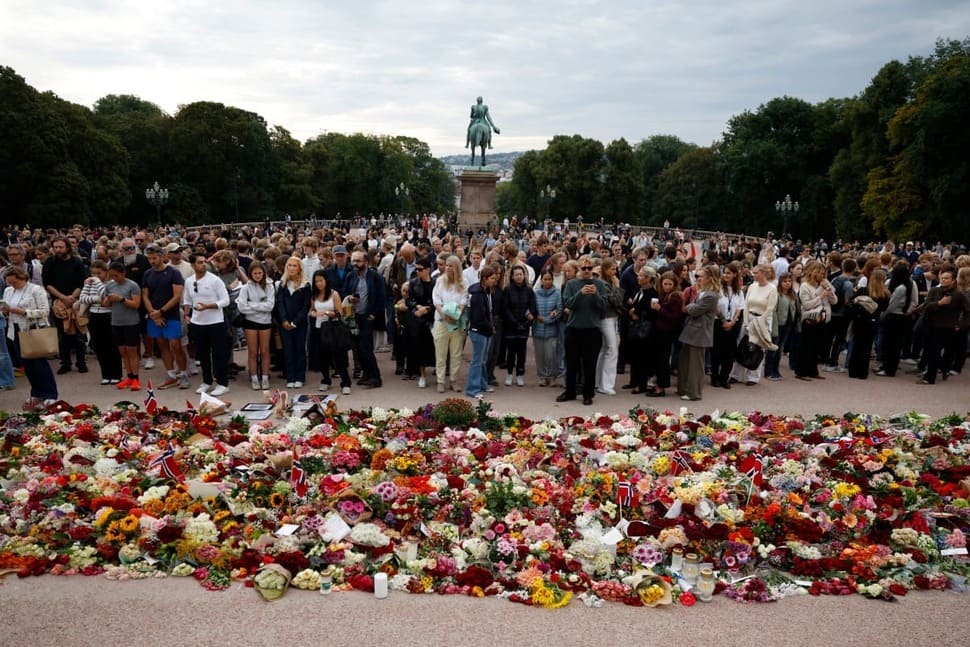 Norwegian people express their grief at the passing of King Harald V. Photo: AFP