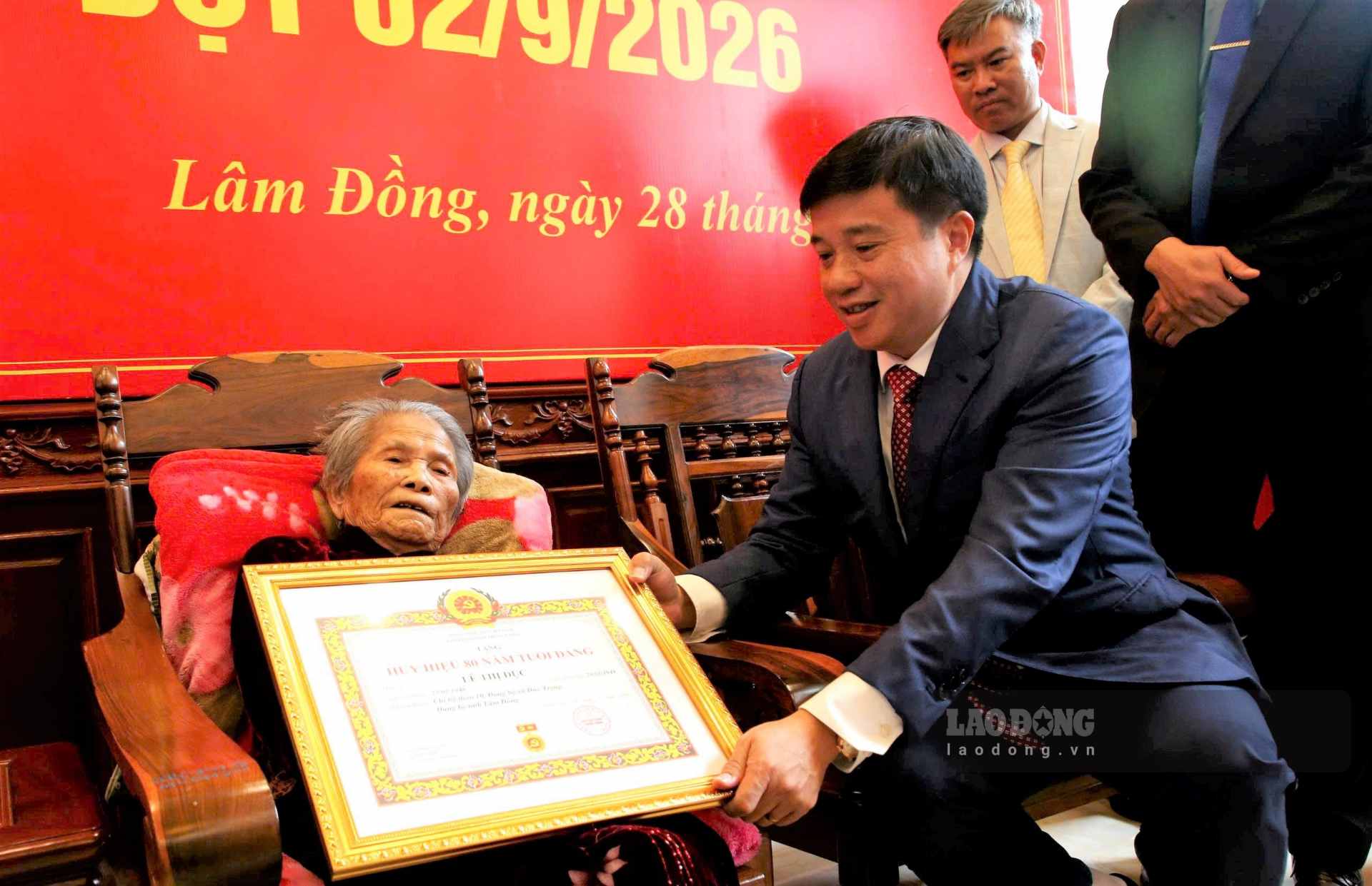Bí thư Tỉnh ủy Lâm Đồng Y Thanh Hà Niê Kđăm trao Huy hiệu 80 năm tuổi Đảng cho đảng viên Lê Thị Dục. Ảnh: Hoài Thanh 