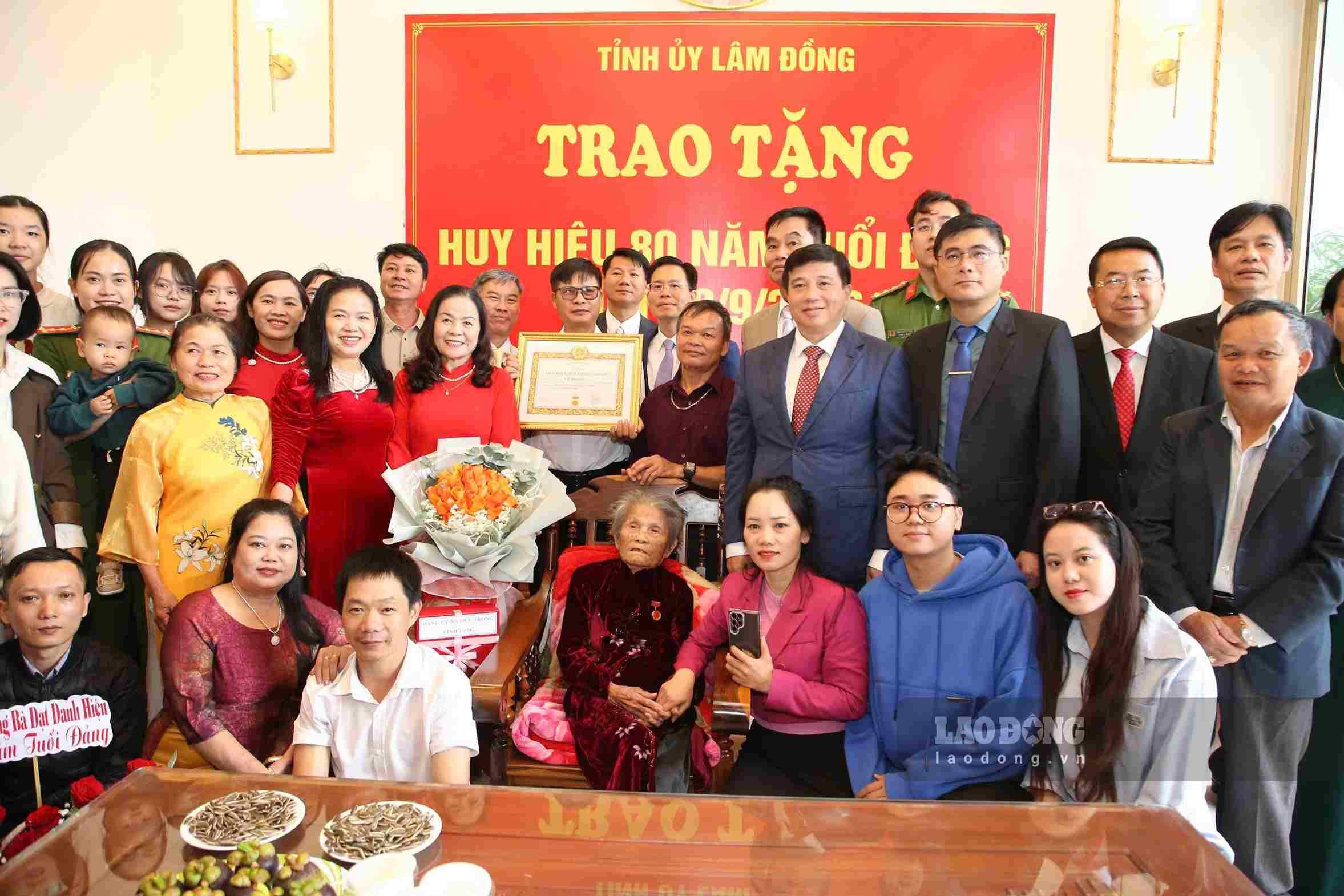 Secretary of the Lam Dong Provincial Party Committee Y Thanh Ha Nie Kdam and the working delegation take souvenir photos with party member Le Thi Duc's family. Photo: Hoai Thanh