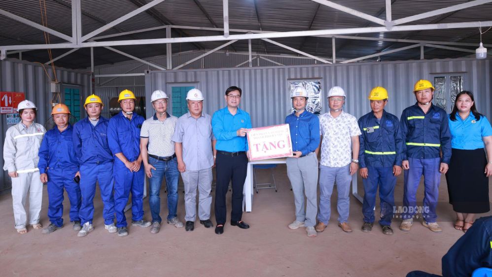 Mr. Nguyen Van Thang - Member of the Standing Committee of the Vietnam General Confederation of Labour, Chairman of the Hanoi Labor Federation (seventh from the left) presents gifts to encourage the collective of workers at the Ngoc Hoi bridge construction site on the occasion of National Day. Photo: Kieu Vu