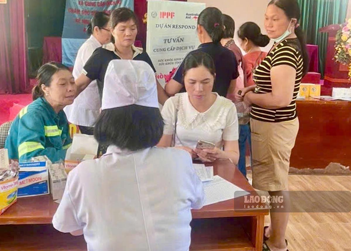 Female environmental workers are given free health check-ups. Photo: Thai Hai