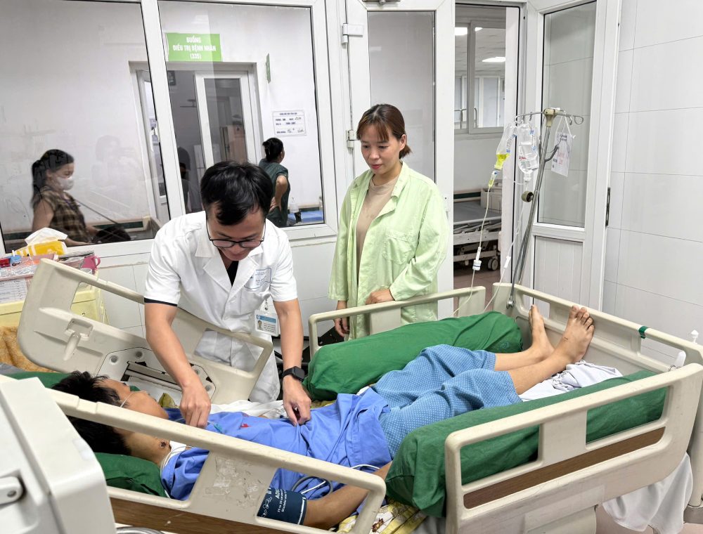 Rescuing patients with flu-like symptoms and then sudden cardiac arrest. Photo: Thanh Nhan Hospital provided