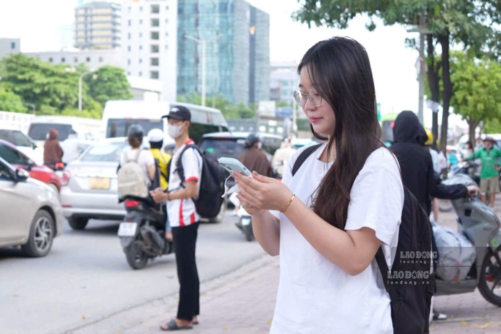 Bạn Phạm Thảo Linh (Ninh Bình) cho biết, hôm nay phải chủ động bắt xe về sớm vì lo ngại đường sẽ ùn tắc. Theo Thảo Linh, lượng phương tiện và xe khách đổ về các tuyến đường cửa ngõ Thủ đô đang tăng khá đông, nên việc di chuyển có thể mất nhiều thời gian hơn. Ảnh: Huyền Trang - Đinh Hiệp