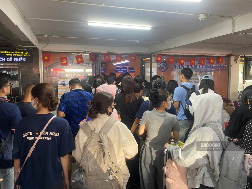Tại Bến xe Nước Ngầm, nhiều hành khách xếp hàng mua véđể về quê nghỉ lễ. Ảnh: Trang Anh 