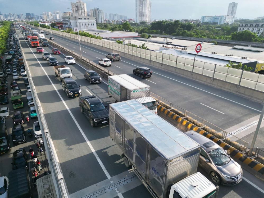 Từ khoảng 17h, lượng phương tiện đổ về đoạn đường Vành đai 3 trên cao khá đông. Phía dưới đường Phạm Văn Đồng cũng xuất hiện ùn ứ hướng về cầu Thăng Long. Ảnh: Tùng Giang