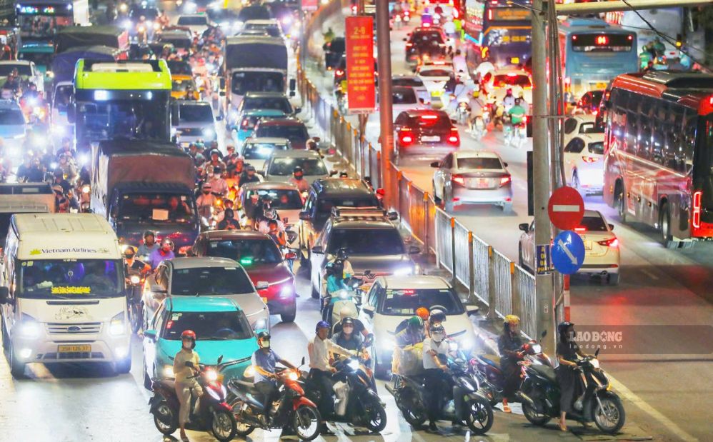 From about 5 pm on August 28, the number of vehicles pouring into Hanoi's gateways gradually increased. Photo: To The