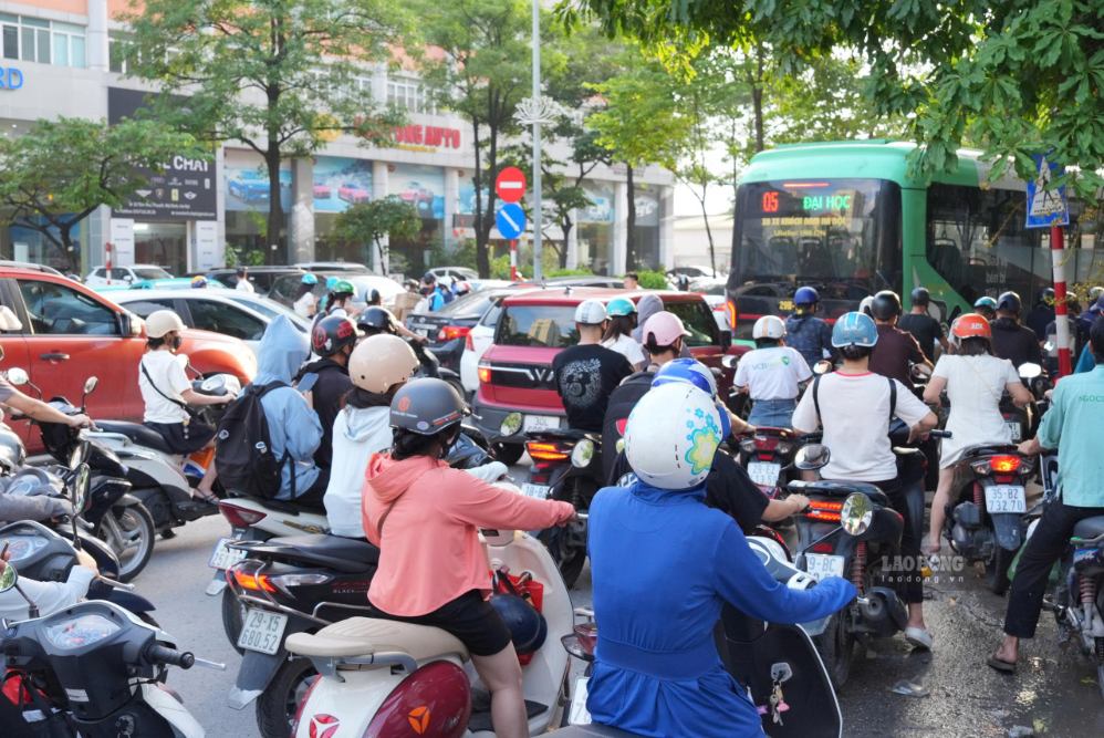 Theo ghi nhận của phóng viên Báo Lao Động lúc 17h30, tại khu vực đường Tôn Thất Thuyết, hướng lên Bến xe Mỹ Đình, lượng phương tiện đổ về ngày càng đông, gây ùn tắc cục bộ. Nhiều ôtô, xe máy phải di chuyển chậm, trong đó không ít xe máy đi lên vỉa hè để tìm cách vượt qua đoạn đường đông đúc. Ảnh: Huyền Trang - Đinh Hiệp 