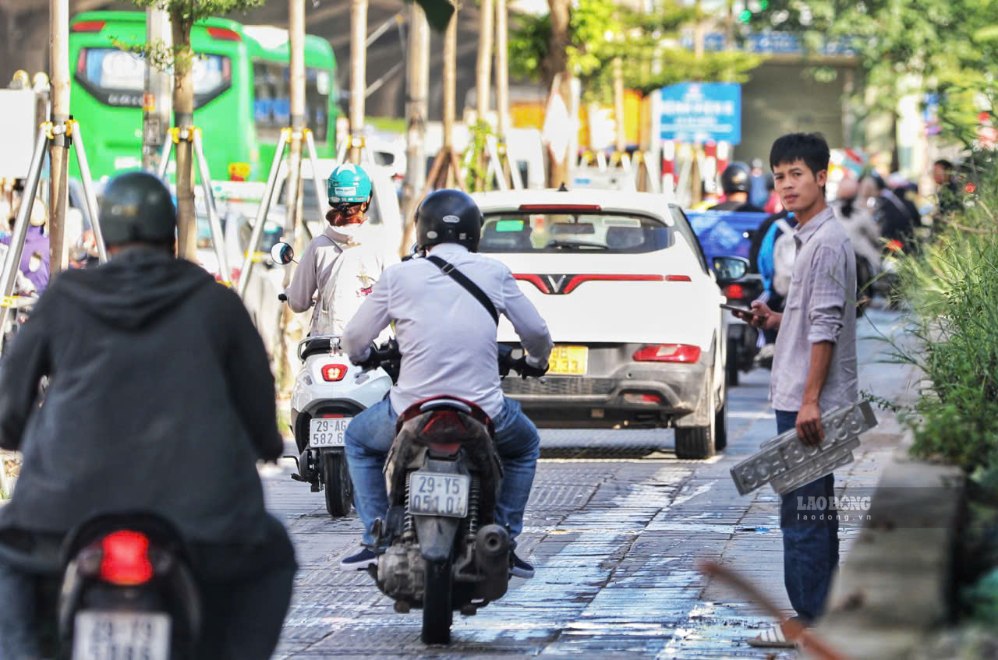  Theo ghi nhận của phóng viên, trên đoạn đường Nguyễn Xiển xảy ra ùn ứ kéo dài theo hướng đi Linh Đàm, các phương tiện di chuyển rất khó khăn. Nhiều người đã đi lên vỉa hè để thoát ùn ứ, trong đó có cả ôtô. Ảnh: Tô Thế