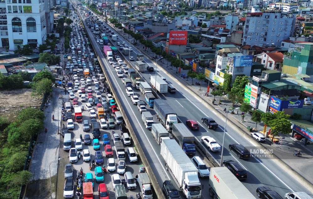 8月28日午後5時頃から、ハノイの玄関口に押し寄せる車両の数が徐々に増えています。写真:トー・テー
