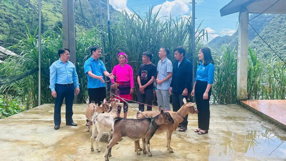 Tuyen Quang Provincial Labor Federation presents gifts to support households in difficult circumstances. Photo: Tuyen Quang Trade Union