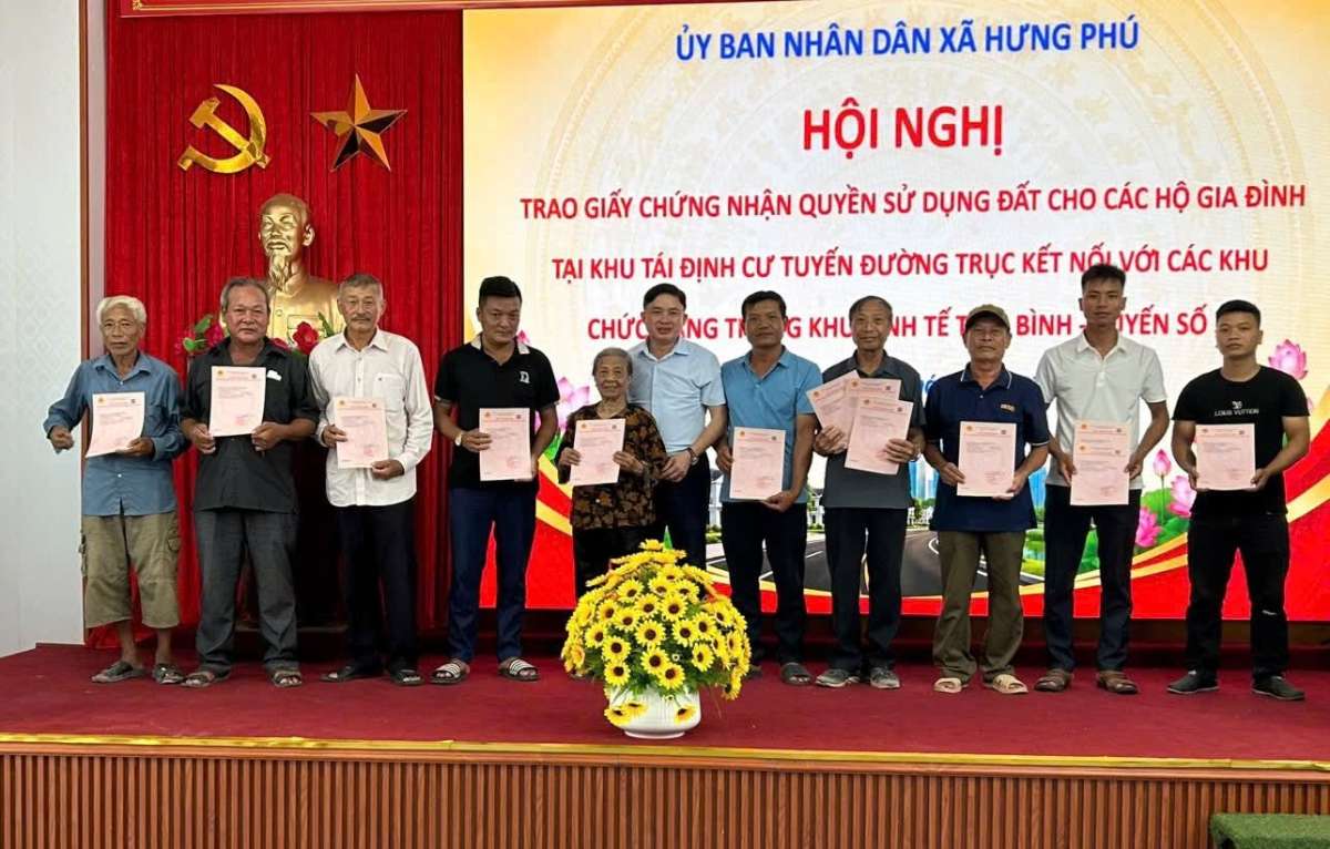 Hung Phu Commune People's Committee, Hung Yen province awarded land use right certificates to households in the resettlement area of the main road connecting to functional areas in Thai Binh economic zone - route No. 3. Photo: Hung Phu Commune