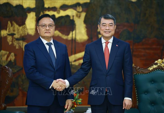 Politburo Member, Prime Minister Le Minh Hung receives Member of the Party Central Committee, Deputy Prime Minister, Minister of Finance, Chairman of the Laos - Vietnam Cooperation Committee Santiphab Phomvihane. Photo: VNA