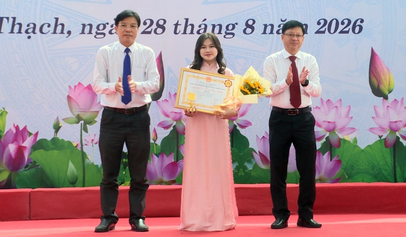 Phan Chau Trinh Scholarship Award, Da Nang honors doctors, students, and excellent students. Photo: Quang Phu Ward People's Committee