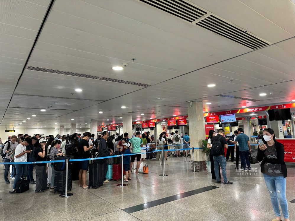 Không khí nhộn nhịp tại nhà ga T1. Ảnh: Anh Tú