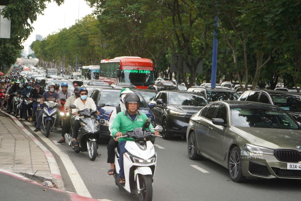 Ghi nhận phương tiện đông đúc, di chuyển chậm ở đường Mai Chí Thọ. Ảnh: Thái Bảo