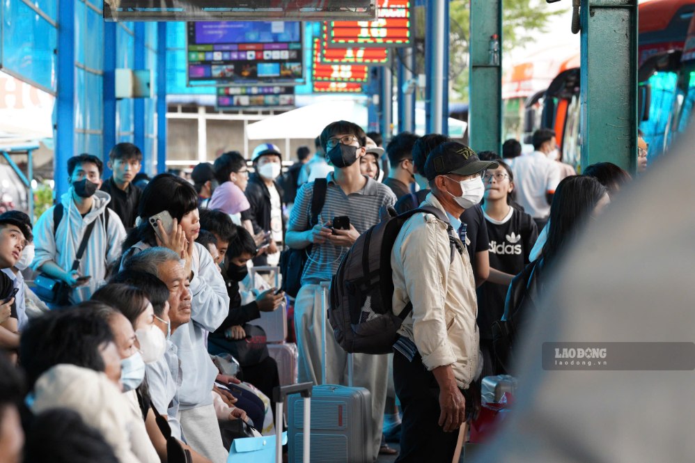 Người dân chờ lấy vé và lên xe chật kín ở trong bến xe miền Tây. Ảnh: Chân Phúc