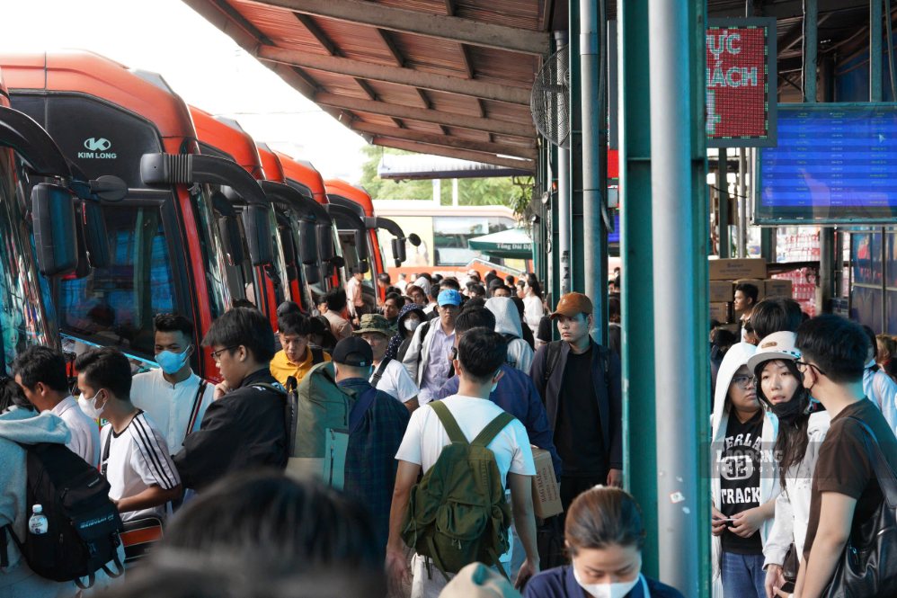 Crowded scene at the Western bus station, Ho Chi Minh City. Photo: Chan Phuc