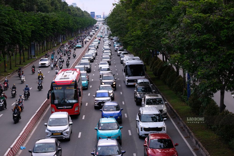 Đường Võ Nguyên Giáp hướng về Đồng Nai xe đông nhưng không ùn ứ. Ảnh: Anh Tú