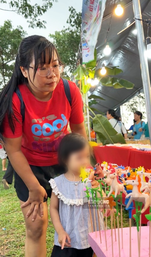 Các gian hàng trò chơi dân gian như đập heo, nặn tò he... thu hút nhiều gia đình có trẻ nhỏ. Ảnh: Mai Anh