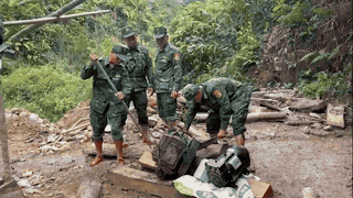 Cracking down on illegal gold mining den in Quang Tri. Photo: A Vao Border Guard