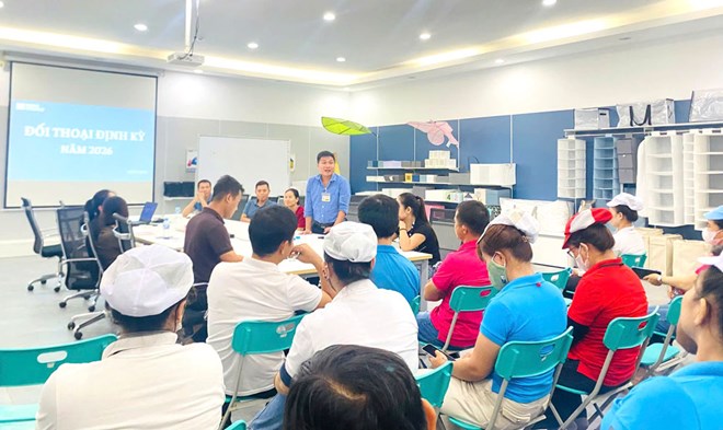 Công đoàn cơ sở Công ty Sedo Vinako tổ chức đối thoại định kỳ với người lao động. Ảnh: Công đoàn Duy Xuyên