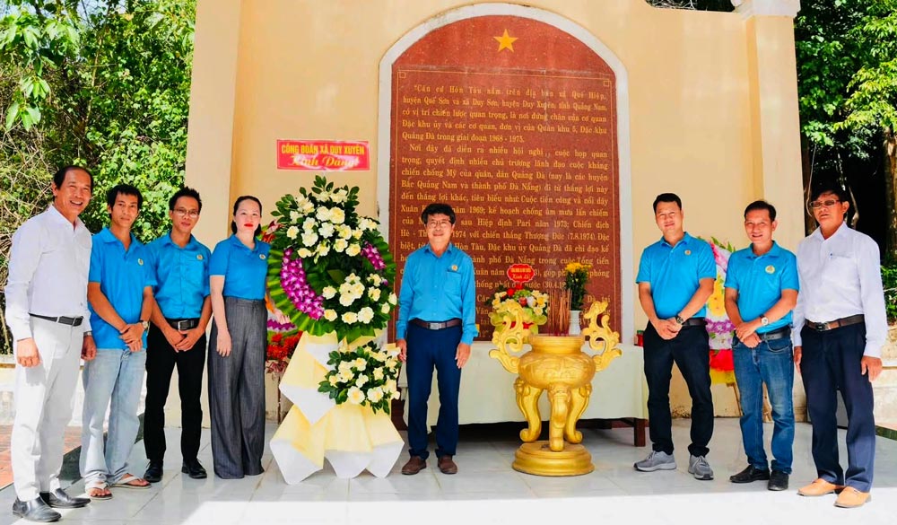 Duy Xuyen Commune Trade Union, Da Nang organizes activities to return to the source at the Quang Da Special Zone Party Committee base. Photo: Duy Xuyen Trade Union