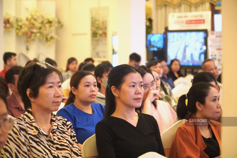 Businesses and business households participate in dialogue with ward leaders. Photo: Minh Tam