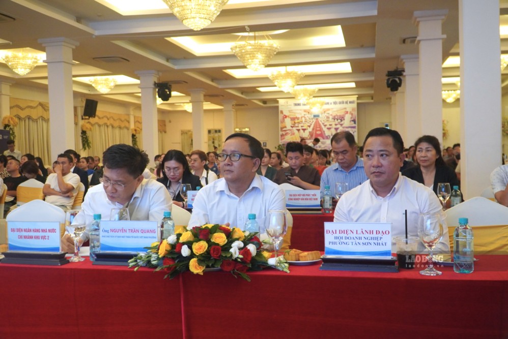 Đông doanh nghiệp và hộ kinh doanh tham gia hội nghị tại phường Tân Sơn Nhất. Ảnh: Minh Tâm