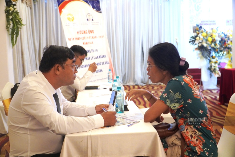 Tại buổi đối thoại, phường còn lồng ghép chương trình tư vấn pháp lý cho doanh nghiệp, hộ kinh doanh. Ảnh: Minh Tâm