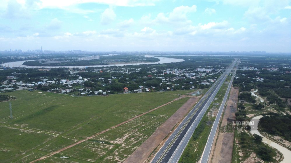 Delegates of the People's Council of Dai Phuoc commune, Dong Nai city propose to prevent and stop land speculation. Photo: HAC