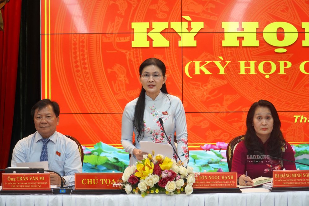 Thường trực HĐND TP Đồng Nai phát biểu tại kỳ họp. Ảnh: HAC 