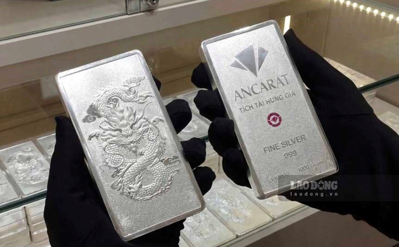 The US dollar and rising US bond yields put pressure on silver prices, amid strong selling pressure on precious metals. Photo: Phan Anh