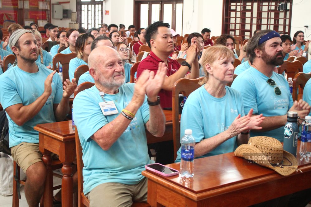 Người dân và tình nguyện viên trong buổi chia tay sau những ngày cùng nhau xây dựng nhà mới. Ảnh: Thanh Huyền