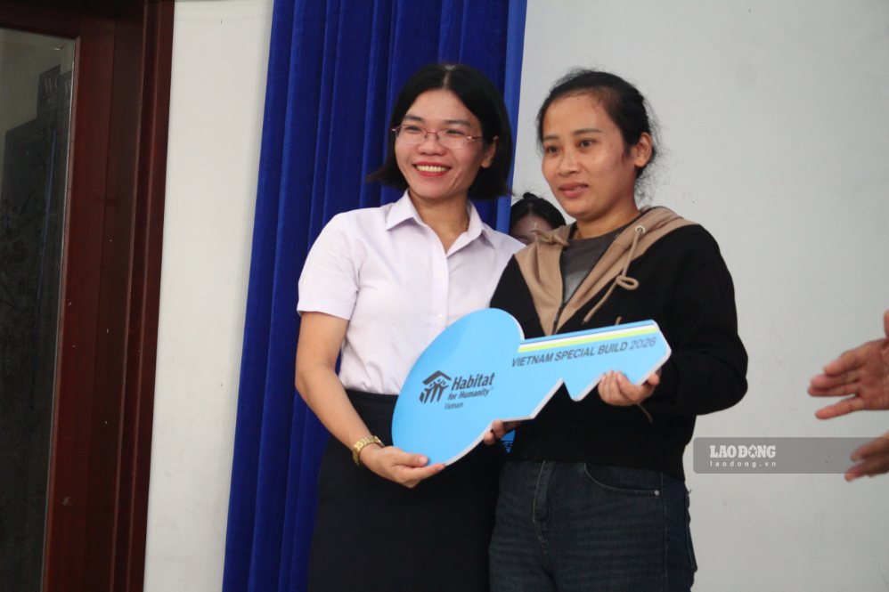 Người dân vui mừng nhận chìa khóa biểu trưng ngôi nhà mới sau thời gian xây dựng. Ảnh: Thanh Huyền