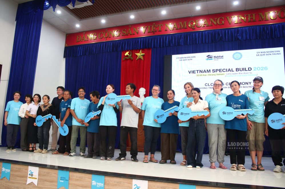 Ban Tổ chức và các tình nguyện viên đã trao chìa khóa biểu trưng, bàn giao nhà cho các hộ dân. Ảnh: Thanh Huyền