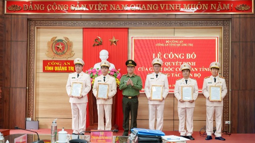 Major General Nguyen Thanh Liem, Director of the Provincial Police, presents decisions on mobilization and assignment. Photo: Quang Tri Provincial Police