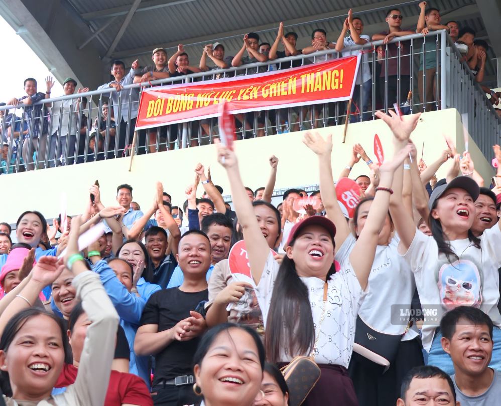 Sức nóng đến từ khán đài. Ảnh: Trà Hương