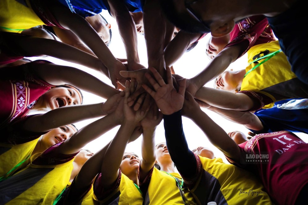 Highland girls write beautiful stories at VTV Cup. Photo: Huong Tra
