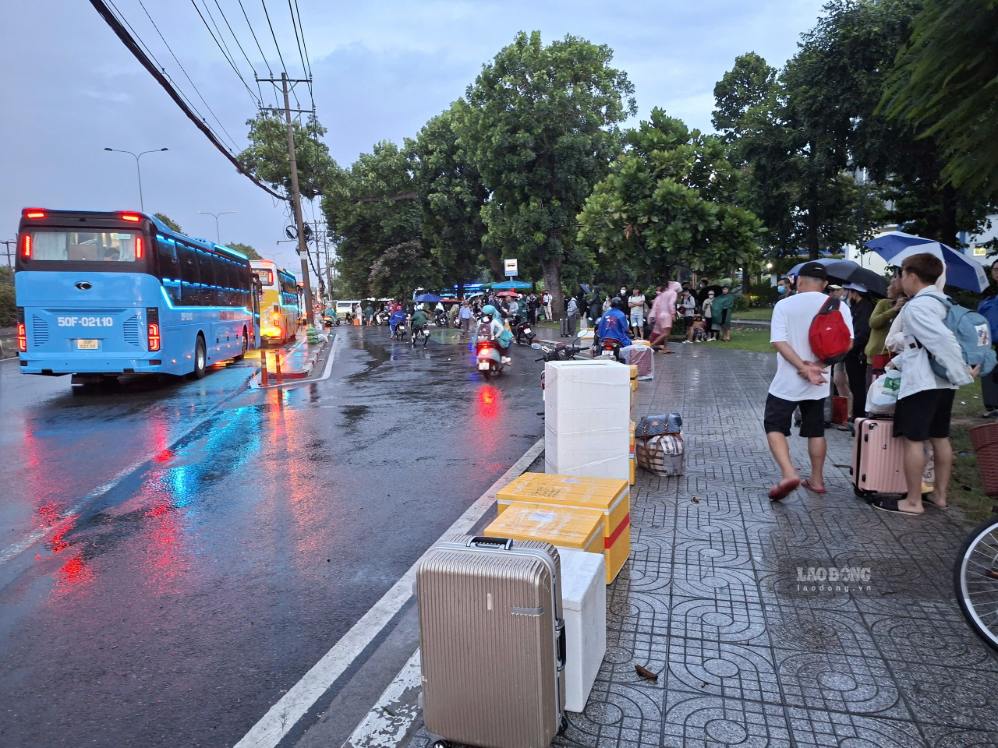 Xe khách xếp hàng dài trên Quốc lộ 1 đón khách.  Ảnh: Minh Quân
