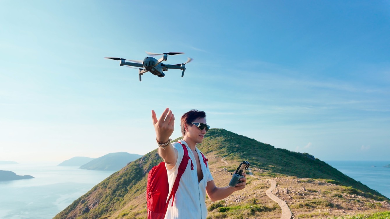 Dương Quốc Hưng trong hành trình thực hiện MV “Bầu Trời Tổ Quốc” qua nhiều vùng đất Việt Nam. Ảnh: Nghệ sĩ cung cấp