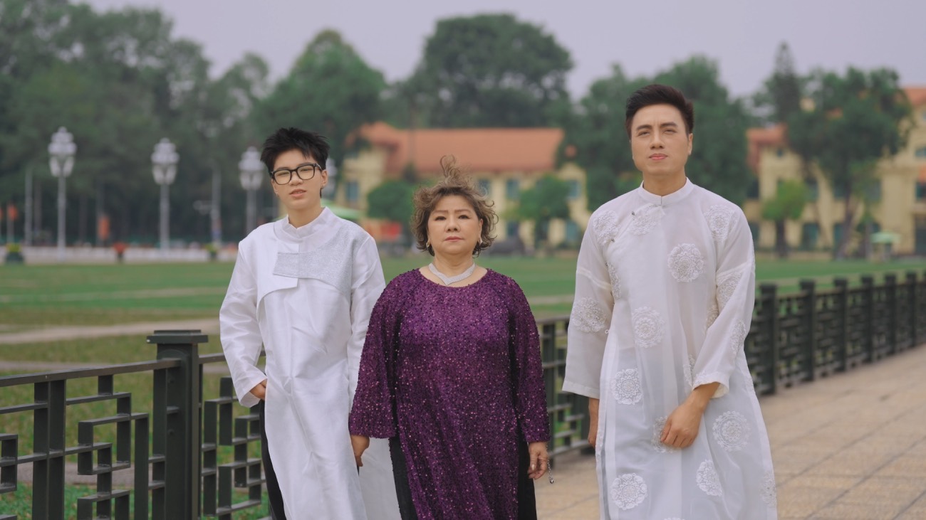 People's Artist Thanh Hoa and Nhim V contributed voices with Duong Quoc Hung, creating a connection between three generations in the MV with beautiful scenes across Vietnam. Photo: Artist provided