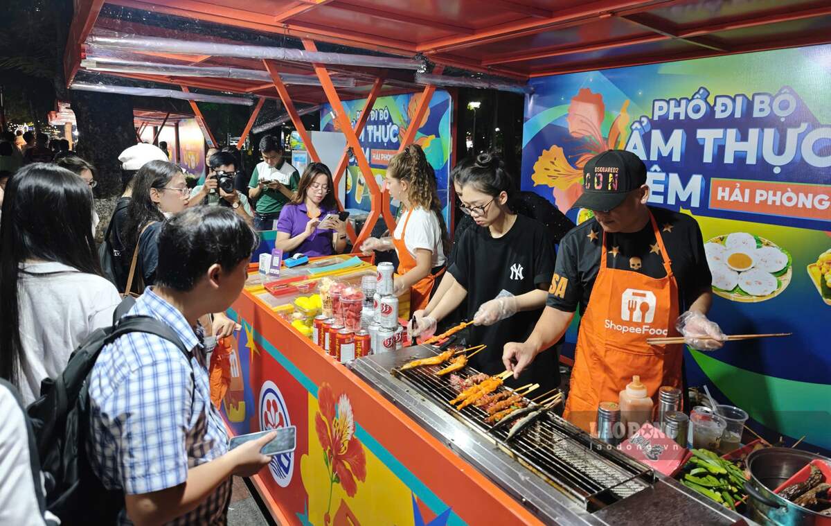 Nhân dân và du khách trải nghiệm tại các gian hàng. Ảnh: Hoàng Khôi