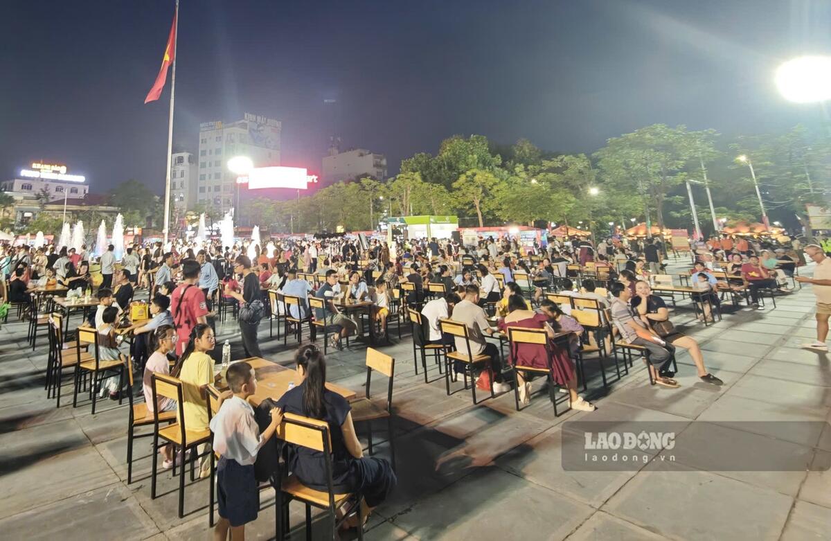 Quảng trường Nhà hát thành phố đông đúc trong ngày đầu khai trương Phố đi bộ. Ảnh: Hoàng Khôi